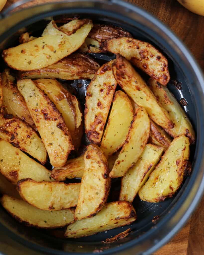 finished potato wedges in the air fryer basket