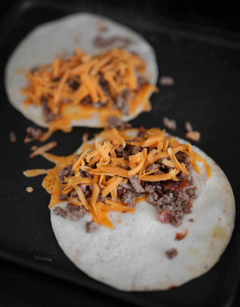 tortillas with shredded cheddar cheese and ground turkey