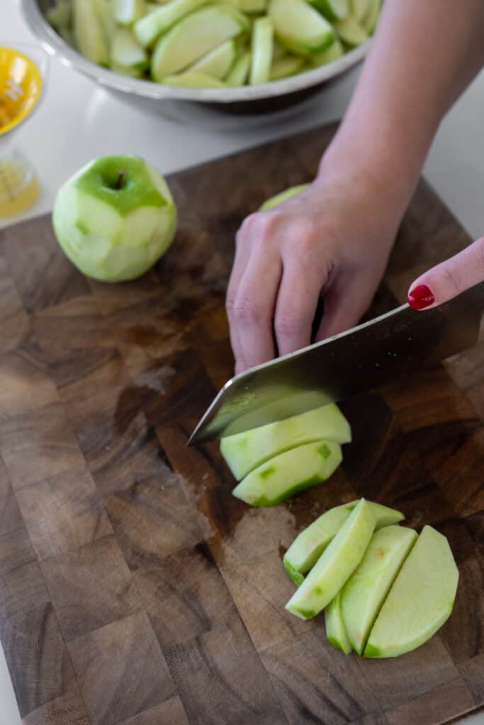 slicing granny smith apples for apple crisp